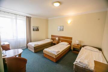 Фото номера Классический трехместный номер Отель Hotel Onyx г. Губин 3