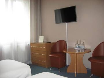 Фото номера Классический трехместный номер Отель Hotel Onyx г. Губин 4