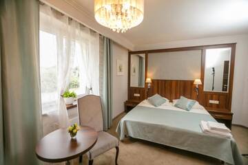 Фото номера Двухместный номер Делюкс с 1 кроватью и ванной Отель Hotel Onyx г. Губин 6